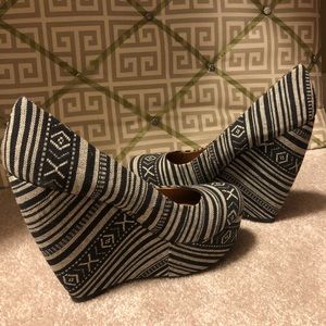Patterned wedge heel